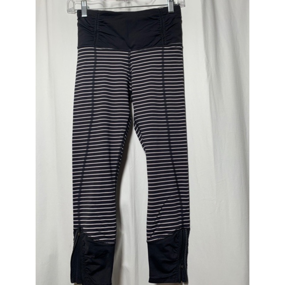 Lululemon run day crop size 4 black white stripe
